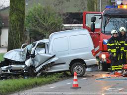 Brandweerlieden op de plek van het ongeluk (foto: Perry Roovers).