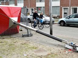 Een vernielde mobiele camera op de Wensel Cobergherstraat in Breda-Noord. (Foto: Erald van der Aa)