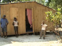 Een houten woning van Stichting Homeplan uit Breda op Haïti.