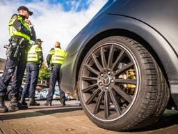 'Patsercontrole' op de Woenselse Markt in Eindhoven. (Foto: SQ Vision)