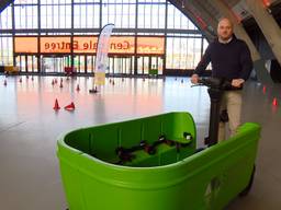 Edwin Renzen op zijn nieuwe Stint Buszy (Foto: Omroep Brabant)