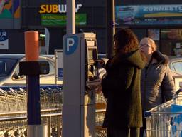 Bij winkelcentrum Woensel moet het gratis parkeren terugkomen, vinden de ondernemers.