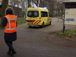 Ambulance onderweg naar het azc Overloon. (Foto: SK-Media)