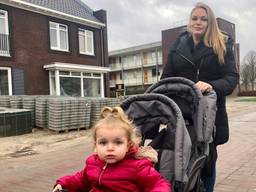 Anouck is met haar kinderen wel een uur onderweg naar de dichtstbijzijnde bushalte. (Foto: Erik Peeters)