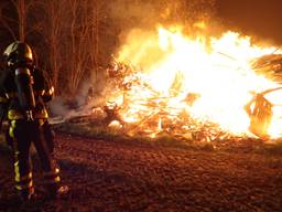 Brandend sloophout in Rijen hield de brandweer uren bezig. (Foto: Jeroen Stuve)