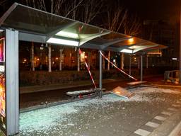 Eén van de vernielde bushokjes in de Hoge Vucht Breda (foto: Marcel van Dorst/SQ Vision Mediaprodukties).