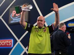 Michael van Gerwen bedankt het publiek na zijn verloren finale (foto: Lawrence Lustig/PDC).