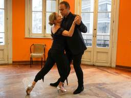 Frans en Mariska waagden zich ook aan de tango. (Foto: RTL)