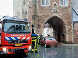 Auto rijdt tegen monumentale Gevangenpoort in Bergen op Zoom. (foto: Anthony deCock/De Kort Media)