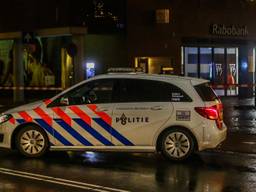 Bij de Rabobank in Helmond onderzoekt de Explosieven Opruimingsdienst Defensie een mogelijk explosief. Foto: Pim Verkoelen