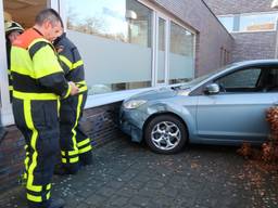 Auto rijdt tegen gevel in Oosterhout (foto: Jeroen Stuve)