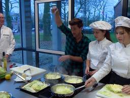 Hugo Kennis is eventjes terug op zijn oude school (foto: Leon Hagedoorn).