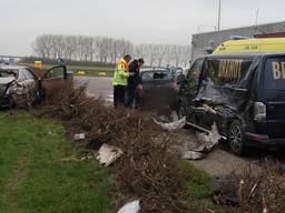 De Mercedes reed over de vangrail en botste op twee auto's. (Foto: Erik Haverhals/FPMB)