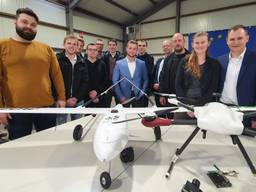 Studenten minor Aerospace Engineering& Maintenance die de wildlife-drones ontwierpen.