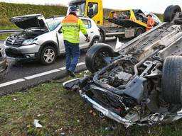 Vier auto's raakten in een kop-staartbotsing (foto: Tom van der Put/SQ Vision)