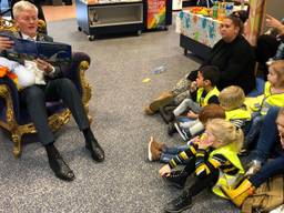 Burgemeester Theo Weterings van Tilburg leest voor (foto: Tom van den Oetelaar).