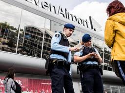 Marechaussee op Eindhoven Airport (foto: Koninklijke Marechaussee)