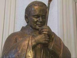 Bronzen beeld van de voormalige paus dat in de Sint-Jan staat.