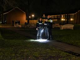 De politie doet na de schietpartij onderzoek rond de Bartokstraat in Tilburg. (Foto: Toby de Kort)