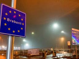 Het landenbord bij Eindhoven Airport. (Foto: Pacte des Cygnes)