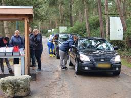 Continue wachtende auto's bij Center Parcs De Kempervennen door de lerarenstaking