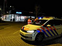 De politie doet onderzoek bij de Aldi (Foto: Toby de Kort/SQ Vision)