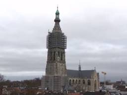 De Grote Kerk in Breda is ingepakt voor de restauratie.