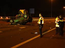 Een auto sloeg op de A2 over de kop. (Foto: Sander van Gils/SAQ Vision)