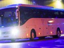 De bus met Nederlandse passagiers die vorige week aankwam bij vliegbasis Eindhoven. (Foto: Dave Hendriks / SQ Vision)