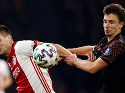 PSV'er Olivier Boscagli in duel met Ajacied Dusan Tadic. (Foto: Hollandse Hoogte)