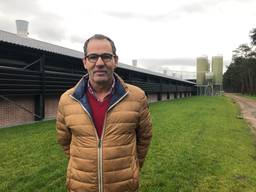 Ton van Bijsterveldt voor zijn gesloten kippenkwekerij (Foto: Imke van de Laar)
