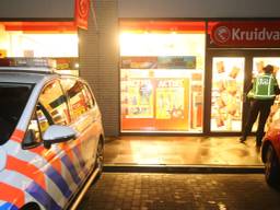 De politie doet sporenonderzoek in de winkel van Kruidvat in Rosmalen (foto: Bart Meesters)