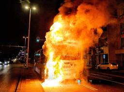 Vlammen slaan uit de bus van Arriva. (foto: Toby de Kort)