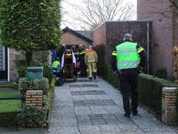 Hulpverleners doen er alles aan om de man uit De Mortel te redden (foto: Harrie Grijseels/SQ Vision Mediaprodukties).