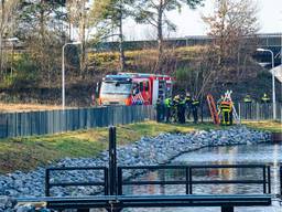 Hulpdiensten bij het water in Tilburg waar het lichaam werd gevonden. (Foto: Jack Brekelmans)