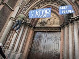 Spandoek bij de Heuvelse Kerk (foto: Jan van Eijndhoven)