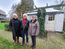 Beheerders Betsie, Guus en Annie voor Peters Hofje