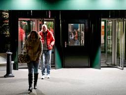Gedupeerde ouders in de kinderopvangtoeslagaffaire verlaten De Broodfabriek na een gesprek met premier Mark Rutte en minster Wopke Hoekstra (Financien). (Foto: ANP 2020 / Sem van der Wal)