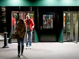 Gedupeerde ouders in de kinderopvangtoeslagaffaire verlaten De Broodfabriek na een gesprek met premier Mark Rutte en minster Wopke Hoekstra (Financien). (Foto: ANP 2020 / Sem van der Wal)