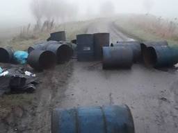 18 metalen vaten werden gedumpt. (Foto: Politie Roosendaal)