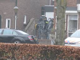 Een arrestatieteam omsingelt het huis in Rosmalen. Foto: Bart Meesters