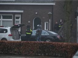 Het arrestatieteam van de politie bij de woning in Rosmalen.