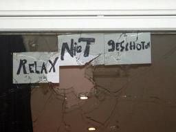 Joey D. plaatste een boodschap voor zijn raam, kort voor de inval (Foto: Bram Meesters)