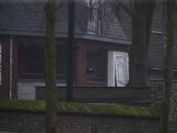 Joey D. verschijnt voor het raam van zijn woning met een vuurwapen.