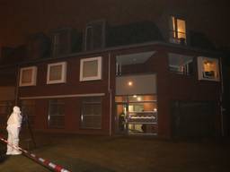 Na de inval vond bij de woning van D. onderzoek plaats. (Foto: Bram Meesters)