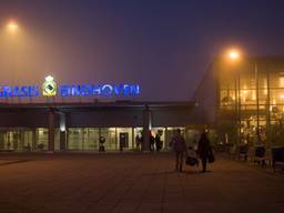 De Nederlanders komen per bus naar de vliegbasis in Eindhoven (archieffoto).