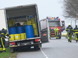 Aan de Chaamseweg in Ulvenhout troffen wegwerkers een witte bestelbus aan met drugsafval. foto: Tom van der Put / SQ Vision Mediaprodukties