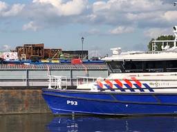 De waterpolitie aangemeerd aan de drugsboot (foto: Willem-Jan Joachems)