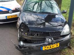 De vluchtauto liep forse schade op. (Foto: Politie Basisteam Peelland/Twitter)
