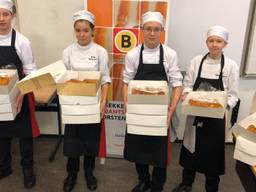 Studenten van de Rooi Pannen met hun worstenbroodjes (foto: Imke van de Laar/Omroep Brabant)